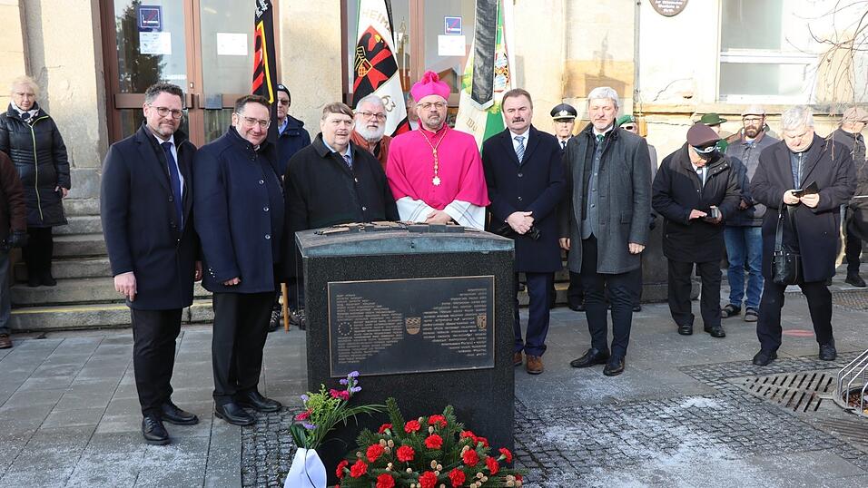 Am Gedenkstein am Bahnhof Furth im Wald liegen Kr&auml;nze um an das Nachkriegsverbrechen der Vertreibung zu gedenken.
