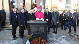Am Gedenkstein am Bahnhof Furth im Wald liegen Kränze um an das Nachkriegsverbrechen der Vertreibung zu gedenken. Am Gedenkstein am Bahnhof Furth im Wald liegen Kränze um an das Nachkriegsverbrechen der Vertreibung zu gedenken.