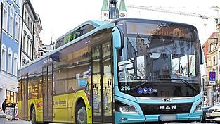 Noch fahren die Stadtbusse im vertrauten T&uuml;rkis durch Straubing. Ab 1. Januar 2027 sollen sie Teil des Regensburger Verkehrsverbundes (RVV) sein.