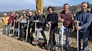 Beim Spatenstich im Industriegebiet Reichsdorf Nord: Die B&uuml;rgermeister Herbert Preu&szlig; (7.v.l) und Franz Wittmann (rechts daneben) sowie Vertreter der Planer und Firmen.