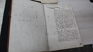 Früher war die sogenannte deutsche Kurrentschrift weit verbreitet. Später wurde mit Sütterlin eine vereinfachte Form eingeführt. Früher war die sogenannte deutsche Kurrentschrift weit verbreitet. Später wurde mit Sütterlin eine vereinfachte Form eingeführt.