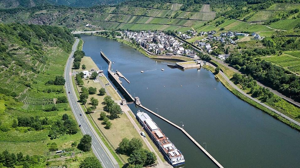 Nach einem Defekt an einem Fahrgastschiff fließen mehr als 100 Liter Diesel in die Mosel. (Symbolbild) Nach einem Defekt an einem Fahrgastschiff fließen mehr als 100 Liter Diesel in die Mosel. (Symbolbild)