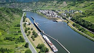 Nach einem Defekt an einem Fahrgastschiff flie&szlig;en mehr als 100 Liter Diesel in die Mosel. (Symbolbild)