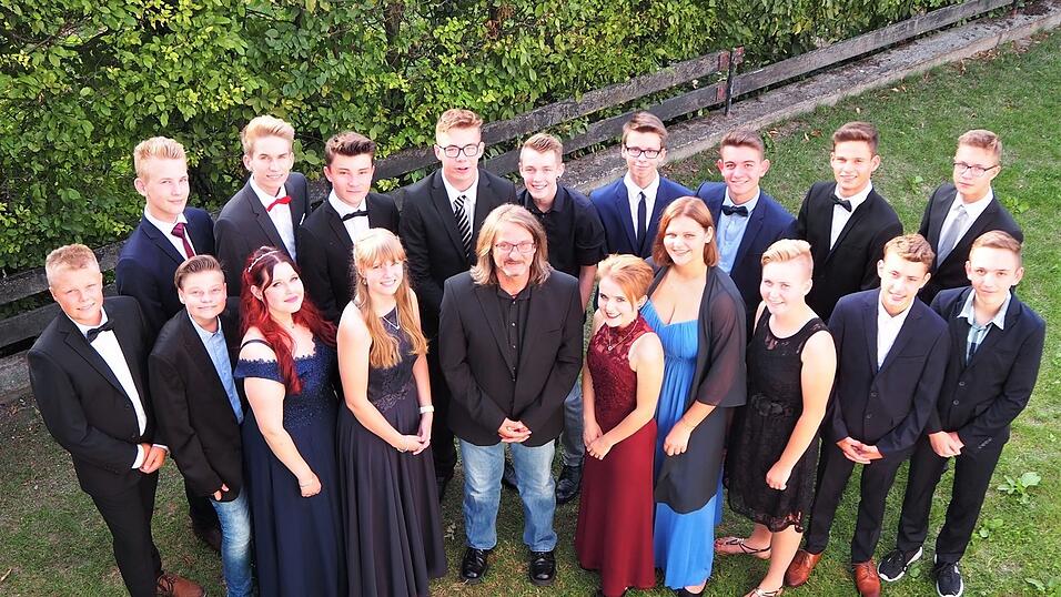 'Fesch rausgeputzt' zum Abschlussball - die Klasse 9a mit Klassenlehrer Thomas Dießlin