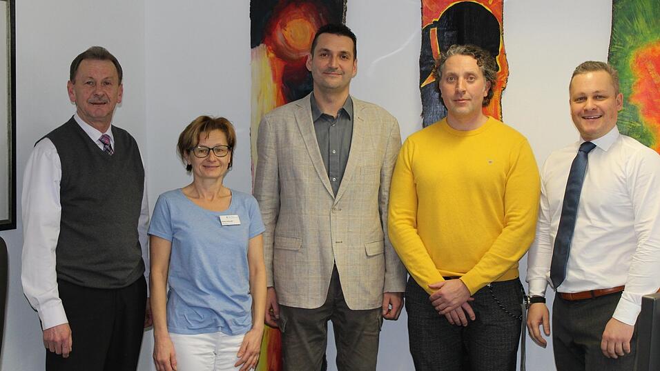Personaldirektor Josef Steinbauer, Hebamme Heike Schmidl, Jakub Nosek und Gesch&auml;ftsf&uuml;hrer Simon Astf&auml;ller hie&szlig;en Michal Lov&igrave;sek willkommen.