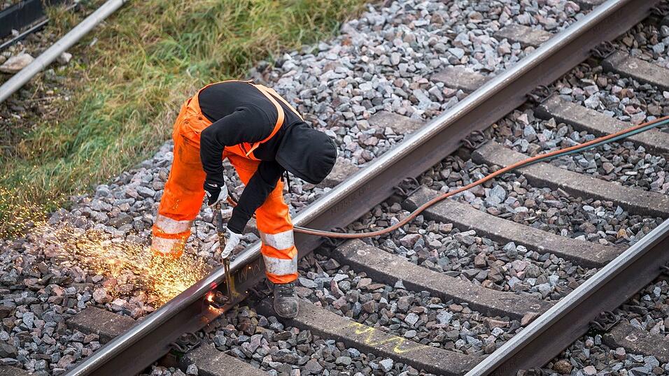 Die Bahn will 2026 in Bayern zusätzlich knapp 40 Kilometer neue Gleise und 20 neue Weichen verlegen. (Symbolbild) Die Bahn will 2026 in Bayern zusätzlich knapp 40 Kilometer neue Gleise und 20 neue Weichen verlegen. (Symbolbild)