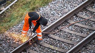 Die Bahn will 2026 in Bayern zusätzlich knapp 40 Kilometer neue Gleise und 20 neue Weichen verlegen. (Symbolbild)