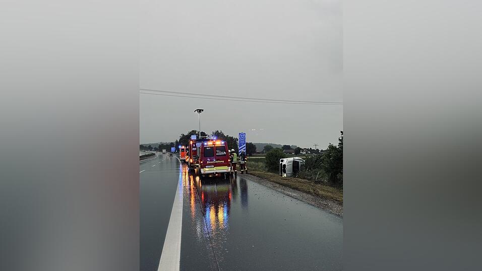 Der BMW schleuderte auf der A92 von der Fahrbahn.
