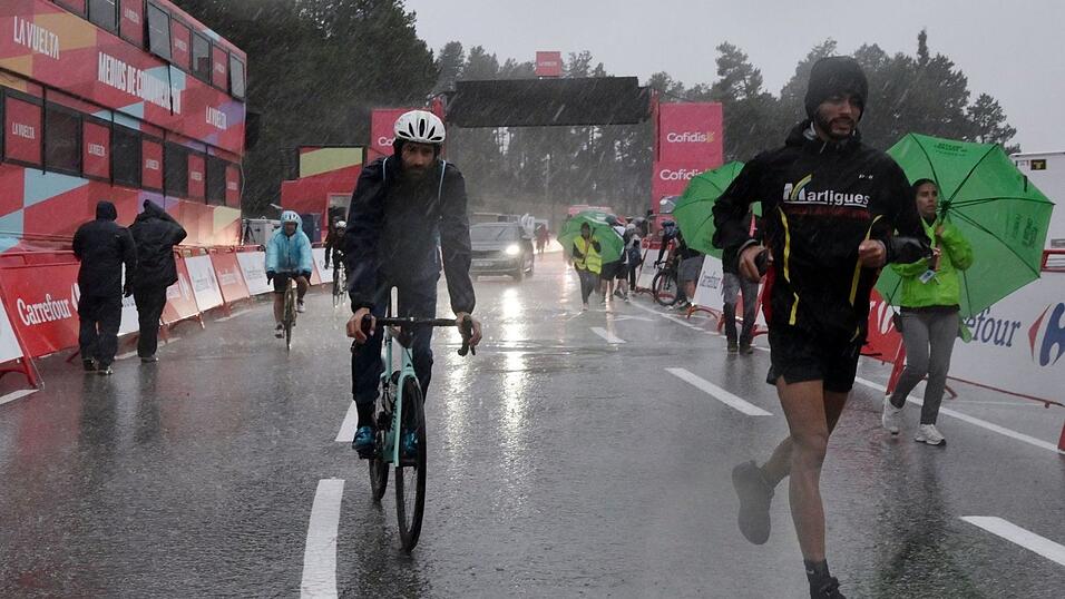 Die dritte Etappe der Vuelta ist am Schlussanstieg wegen eines heftigen Unwetters abgebrochen worden. Die dritte Etappe der Vuelta ist am Schlussanstieg wegen eines heftigen Unwetters abgebrochen worden.