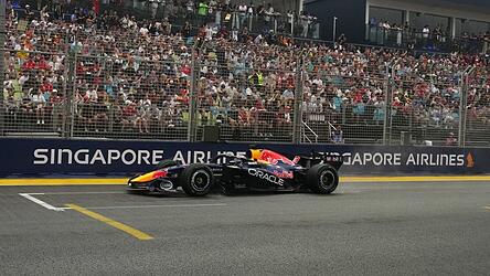 Max Verstappen gewinnt den Sprint in Singapur.