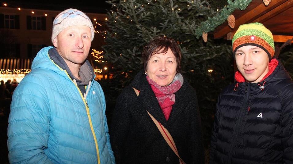 Die Perchtengruppe 'Frisinger Fratz'n' trat am Mittwochabend auf dem Landshuter Christkindlmarkt auf. Die Perchtengruppe 'Frisinger Fratz'n' trat am Mittwochabend auf dem Landshuter Christkindlmarkt auf.