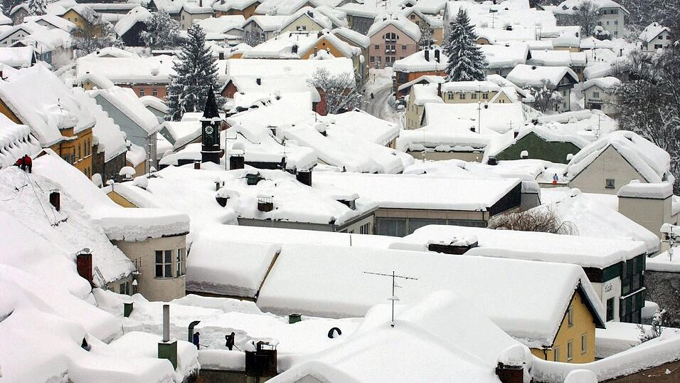 Die Orte im Bayerischen Wald waren tief eingeschneit. (Archivbild)