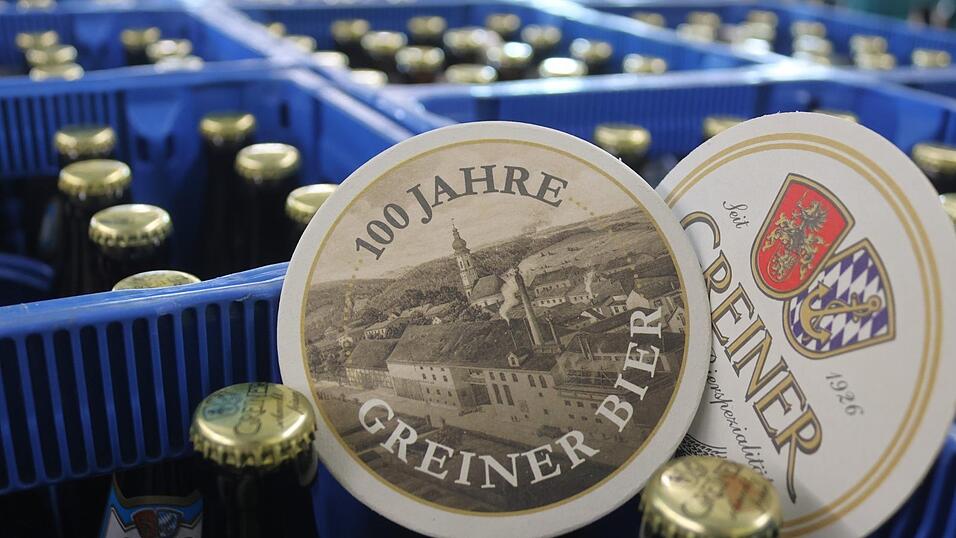 Nostalgische Bierfilzl finden sich in jedem Kasten Greiner-Bier. Unter manchen der Kronkorken sind sogar Gewinne versteckt.