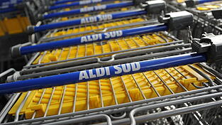 Der Unternehmensname 'Aldi Süd' steht am 21.04.2012 in Unterhaching bei München (Oberbayern) auf den Einkaufswagen bei einer Filiale des Discount-Supermarktes Aldi. Am 11.05.2016 stellt das Unternehmen Aldi Süd die 'Filiale der Zukunft' vor.