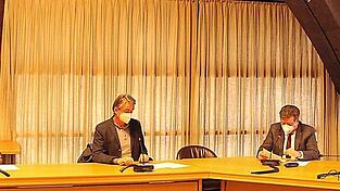 Dr. Inge Wolff und Dr. Michael Mandl vom Klinikum mit Landrat Christian Bernreiter und Thomas Kindel (v.l.) in der Pressekonferenz. Dr. Inge Wolff und Dr. Michael Mandl vom Klinikum mit Landrat Christian Bernreiter und Thomas Kindel (v.l.) in der Pressekonferenz.