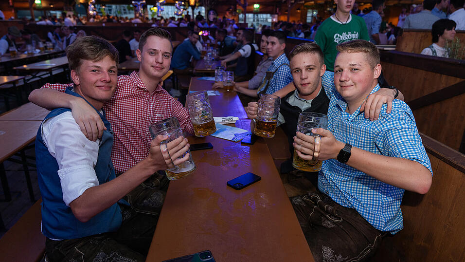 Die Partybilder vom Donnerstag, 17. August 2023, aus dem Festzelt Wenisch. Die Partybilder vom Donnerstag, 17. August 2023, aus dem Festzelt Wenisch.