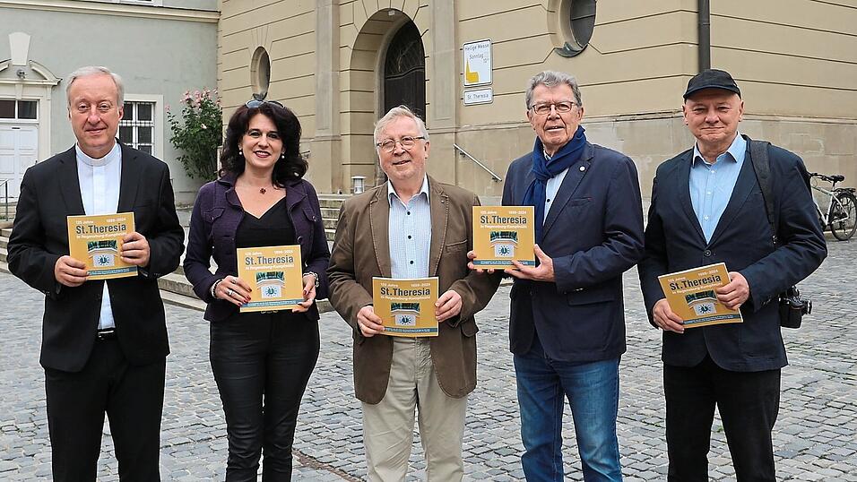 Pfarrer Michael Fuchs (von links), Silvia Gross, Rainer Girg und Hubert Wartner vom GKVR mit Fotograf Maximilian Weinzierl präsentierten die Jubiläumsschrift. Pfarrer Michael Fuchs (von links), Silvia Gross, Rainer Girg und Hubert Wartner vom GKVR mit Fotograf Maximilian Weinzierl präsentierten die Jubiläumsschrift.