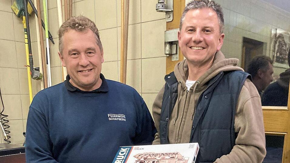 Ein Feuerwehrauto zum Selberbauen überreicht Kommandant Timo Günther an den Vorsitzenden der Schafberger Wehr, Thomas Luger. Ein Feuerwehrauto zum Selberbauen überreicht Kommandant Timo Günther an den Vorsitzenden der Schafberger Wehr, Thomas Luger.