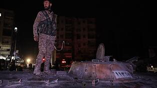 Die Kämpfe zwischen Regierungstruppen und syrischen Kämpfern sind nach einer kurzen Waffenruhe wieder aufgeflammt. Die Kämpfe zwischen Regierungstruppen und syrischen Kämpfern sind nach einer kurzen Waffenruhe wieder aufgeflammt.