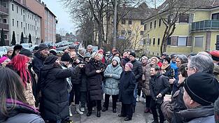 Rechts mehrere Vertreterinnen und Vertreter der Stadtratsparteien, umringt von Anwohnern. Deren klare Botschaft: Die Sperrung der Straße muss umgehend rückgängig gemacht werden. Rechts mehrere Vertreterinnen und Vertreter der Stadtratsparteien, umringt von Anwohnern. Deren klare Botschaft: Die Sperrung der Straße muss umgehend rückgängig gemacht werden.