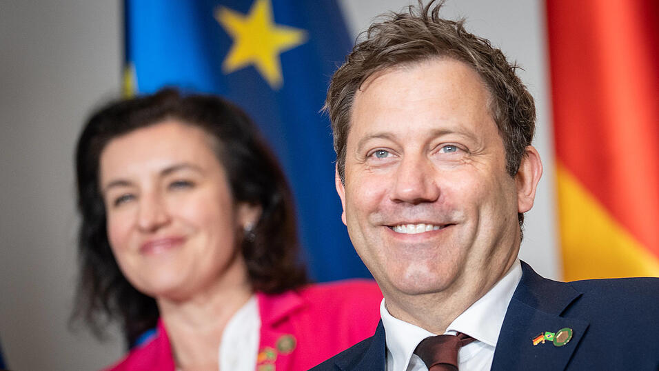 Lars Klingbeil hat Dorothee Bär (l.) zusätzliche Mittel für die Bafög-Erhöhung zur Verfügung gestellt. Trotzdem müsste Bär einen Teil der Erhöhung aus dem Etat des Forschungsministeriums selbst stemmen. Lars Klingbeil hat Dorothee Bär (l.) zusätzliche Mittel für die Bafög-Erhöhung zur Verfügung gestellt. Trotzdem müsste Bär einen Teil der Erhöhung aus dem Etat des Forschungsministeriums selbst stemmen.