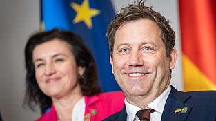 Lars Klingbeil hat Dorothee B&auml;r (l.) zus&auml;tzliche Mittel f&uuml;r die Baf&ouml;g-Erh&ouml;hung zur Verf&uuml;gung gestellt. Trotzdem m&uuml;sste B&auml;r einen Teil der Erh&ouml;hung aus dem Etat des Forschungsministeriums selbst stemmen.