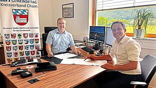 MdL Julian Preidl (rechts) und Stefan Baumgartner, Chamerauer Bürgermeister und Sprecher der Bürgermeister im Landkreis Cham, sehen die Vorteile, aber auch die Nebenwirkungen der Reform der Kindergartenförderung. MdL Julian Preidl (rechts) und Stefan Baumgartner, Chamerauer Bürgermeister und Sprecher der Bürgermeister im Landkreis Cham, sehen die Vorteile, aber auch die Nebenwirkungen der Reform der Kindergartenförderung.