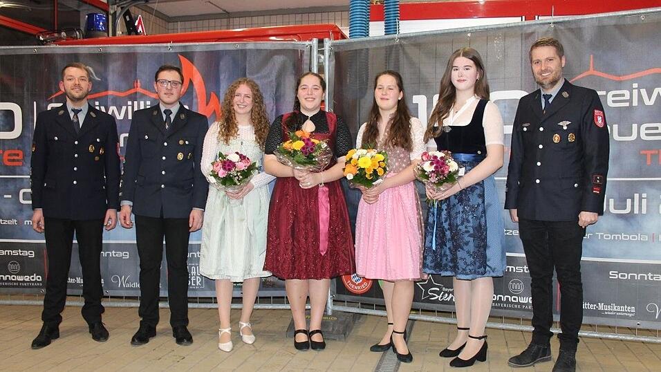 Die Festleiter mit Miriam Kurz (Patenbraut Rimbach; v.l.), Rebecca Amberger (Ehrenpatenbraut Zenching), Franziska Kastl (Festbraut) und Veronika Altmann (Freundschaftsverein-Patenbraut)