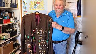 In 65 Jahren kommt eine Menge an Orden und Auszeichnungen zusammen - so viele, dass sie nicht alle auf Werner Pollaks Sch&uuml;tzenjacke passen.