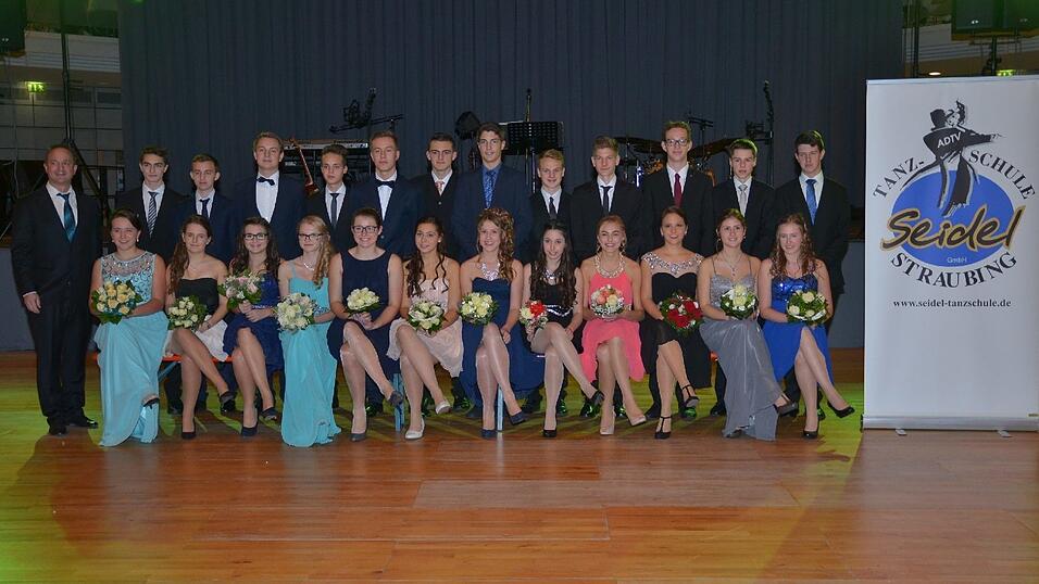 Die Bilder vom Abschlussball der Tanzschule Seidel in der Fraunhofer-Halle am 28. November. Die Bilder vom Abschlussball der Tanzschule Seidel in der Fraunhofer-Halle am 28. November.