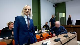 Maximilian Eder (vorne l.), der mehrfach betrunken Unfälle verursacht haben soll, und ein weiterer Angeklagter (vorne r.) stehen vor Prozessbeginn im Gerichtssaal.