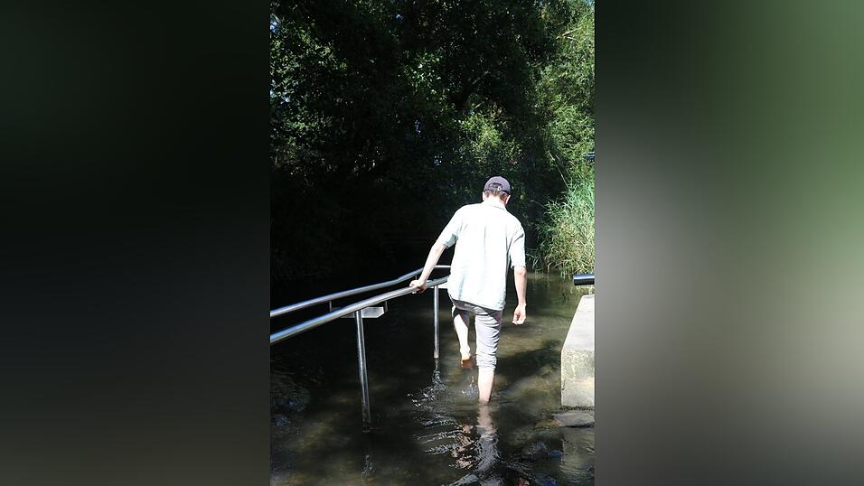 Etwas versteckt, aber sehr erfrischend: Wassertreten in der Kneippanlage an der Laber gegenüber des Freibads in Niederleierndorf. Etwas versteckt, aber sehr erfrischend: Wassertreten in der Kneippanlage an der Laber gegenüber des Freibads in Niederleierndorf.