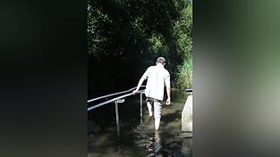 Etwas versteckt, aber sehr erfrischend: Wassertreten in der Kneippanlage an der Laber gegenüber des Freibads in Niederleierndorf.