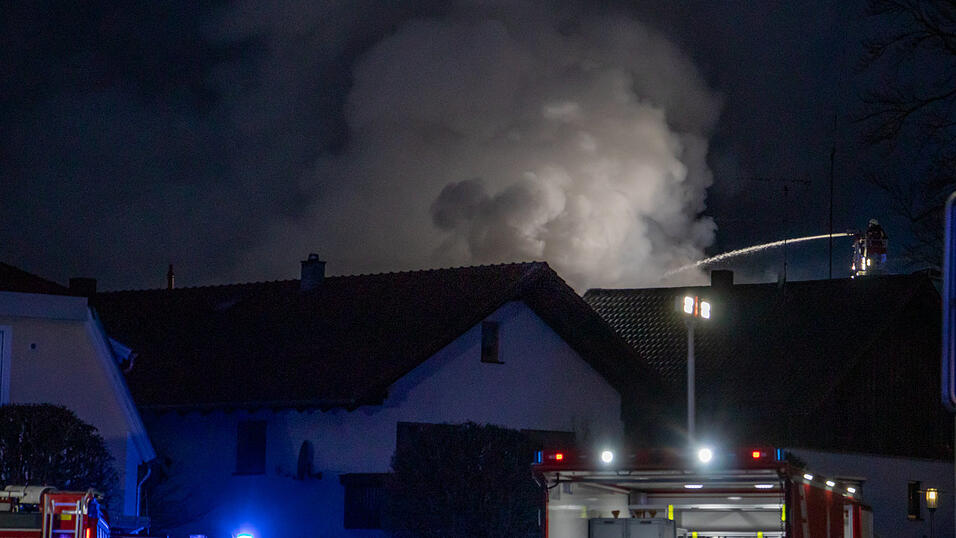 Auf einem Hof in Niederalteich ist ein Feuer ausgebrochen. Die Feuerwehr bek&auml;mpfte die Flammen.