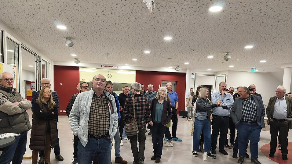 Gespannt warteten die Zuschauer auf das Ergebnis auf der Leinwand.