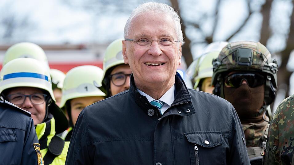 Joachim Herrmann will eine reibungslose Zusammenarbeit der bayerischen Einsatzkr&auml;fte im Katastrophenfall sicherstellen. Das Foto zeigt den Innenminister bei einer Terror&uuml;bung in Dachau.
