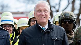 Joachim Herrmann will eine reibungslose Zusammenarbeit der bayerischen Einsatzkr&auml;fte im Katastrophenfall sicherstellen. Das Foto zeigt den Innenminister bei einer Terror&uuml;bung in Dachau.