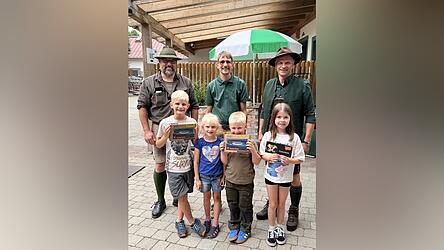Die Sieger beim Wildtierquiz erhielten von den Vorsitzenden Roland Heigl, Anton Sp&auml;th und Kreisjagdberater Dominik Berzl (Mitte) Sachpreise.