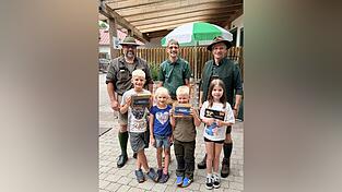 Die Sieger beim Wildtierquiz erhielten von den Vorsitzenden Roland Heigl, Anton Sp&auml;th und Kreisjagdberater Dominik Berzl (Mitte) Sachpreise.
