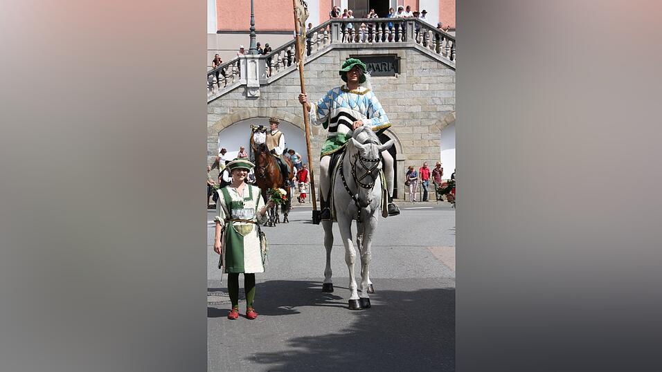 Die schönsten Augenblicke des historischen Drachenstich-Festzuges 2016. Die schönsten Augenblicke des historischen Drachenstich-Festzuges 2016.