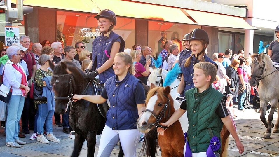 Viele Besucher verfolgten am Sonntag den Umzug auf dem Vilsbiburger Stadtplatz. Viele Besucher verfolgten am Sonntag den Umzug auf dem Vilsbiburger Stadtplatz.