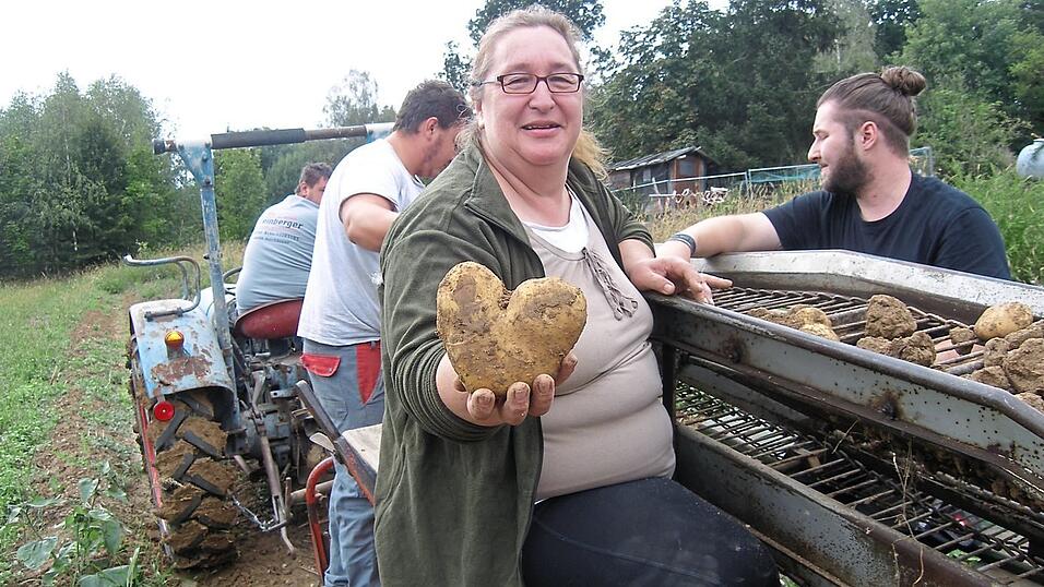 Christine Weinberger mit einer Herzkartoffel.
