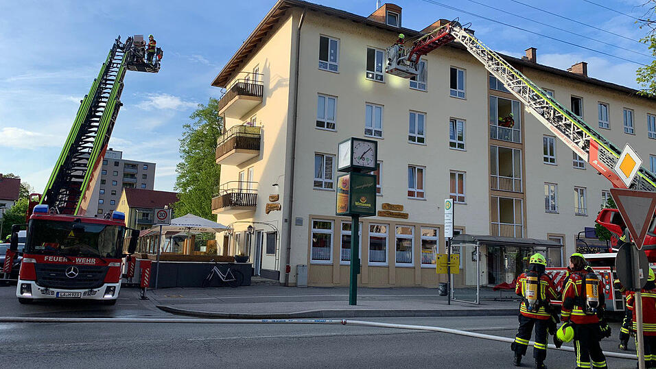 Ersten Informationen zufolge könnte auch Brandstiftung als Ursache für das Feuer infrage kommen. Ersten Informationen zufolge könnte auch Brandstiftung als Ursache für das Feuer infrage kommen.