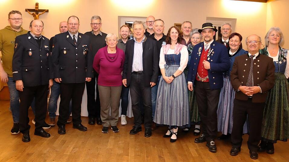 Karl Brandl inmitten seiner Gratulanten aus den Vereinen, der Pfarrgemeinde und der Gemeinde Karl Brandl inmitten seiner Gratulanten aus den Vereinen, der Pfarrgemeinde und der Gemeinde