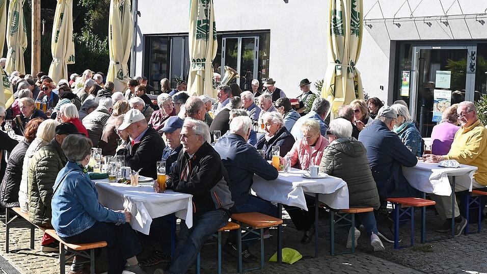 Die Ortsmitte war Sonnenplatz und vollbesetzt