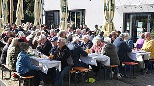 Die Ortsmitte war Sonnenplatz und vollbesetzt