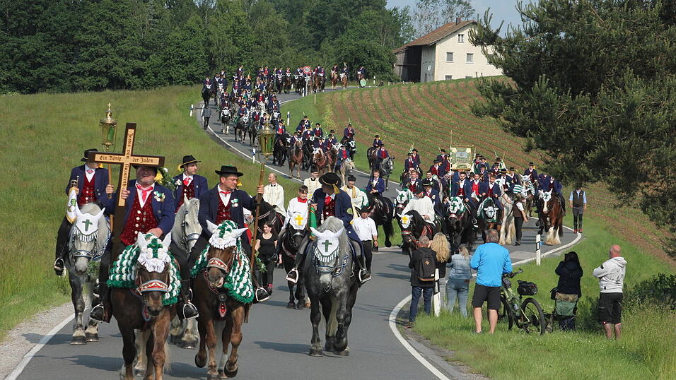 Die Pfingstreiter auf dem Weg nach Steinbühl. Die Pfingstreiter auf dem Weg nach Steinbühl.