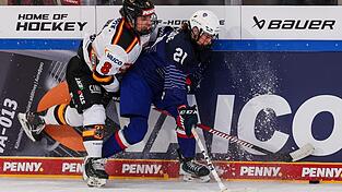 Obenauf: Die DEB-Frauen um Ronja Hark (links) gaben den Französinnen kaum Luft zum Atmen. Dass es am Ende trotzdem so spannend wurde, lag vor allem an der Chancenverwertung und der französischen Torfrau Alice Philbert.