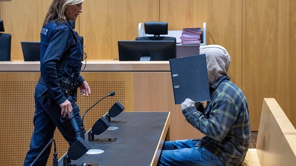 Die Staatsanwaltschaft hat für den 30 Jahre alten Angeklagten eine lebenslange Haftstrafe wegen Mordes gefordert. (Archivbild) Die Staatsanwaltschaft hat für den 30 Jahre alten Angeklagten eine lebenslange Haftstrafe wegen Mordes gefordert. (Archivbild)
