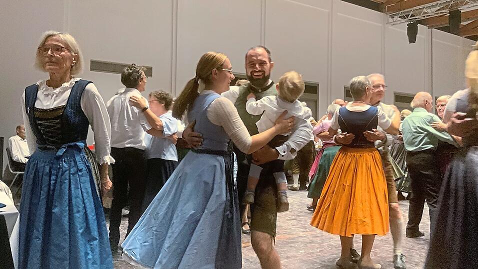 Gemeinsame Freude: Zum Kugelkirtatanz kommen ganze Familien in die Stadthalle. Gemeinsame Freude: Zum Kugelkirtatanz kommen ganze Familien in die Stadthalle.